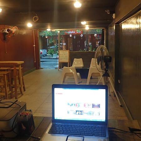 Wacky Fun Party Hostel 방콕 외부 사진