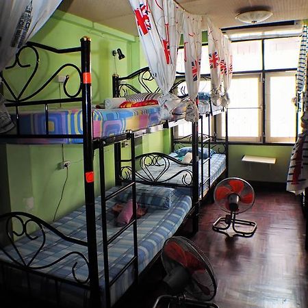 Wacky Fun Party Hostel 방콕 외부 사진