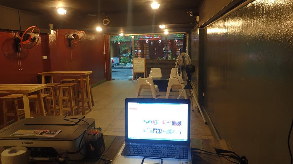 Wacky Fun Party Hostel 방콕 외부 사진