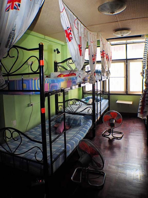 Wacky Fun Party Hostel 방콕 외부 사진