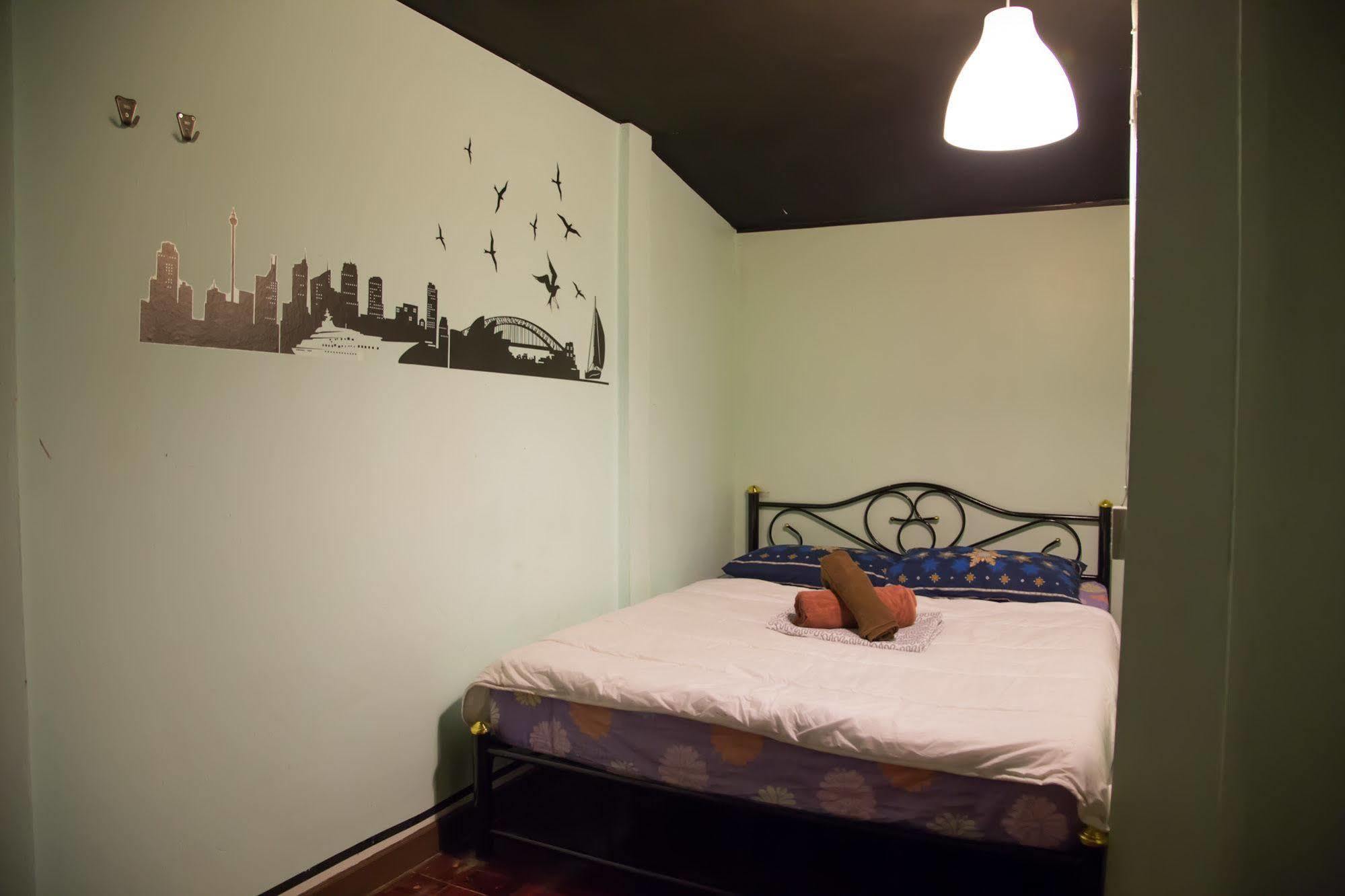 Wacky Fun Party Hostel 방콕 외부 사진
