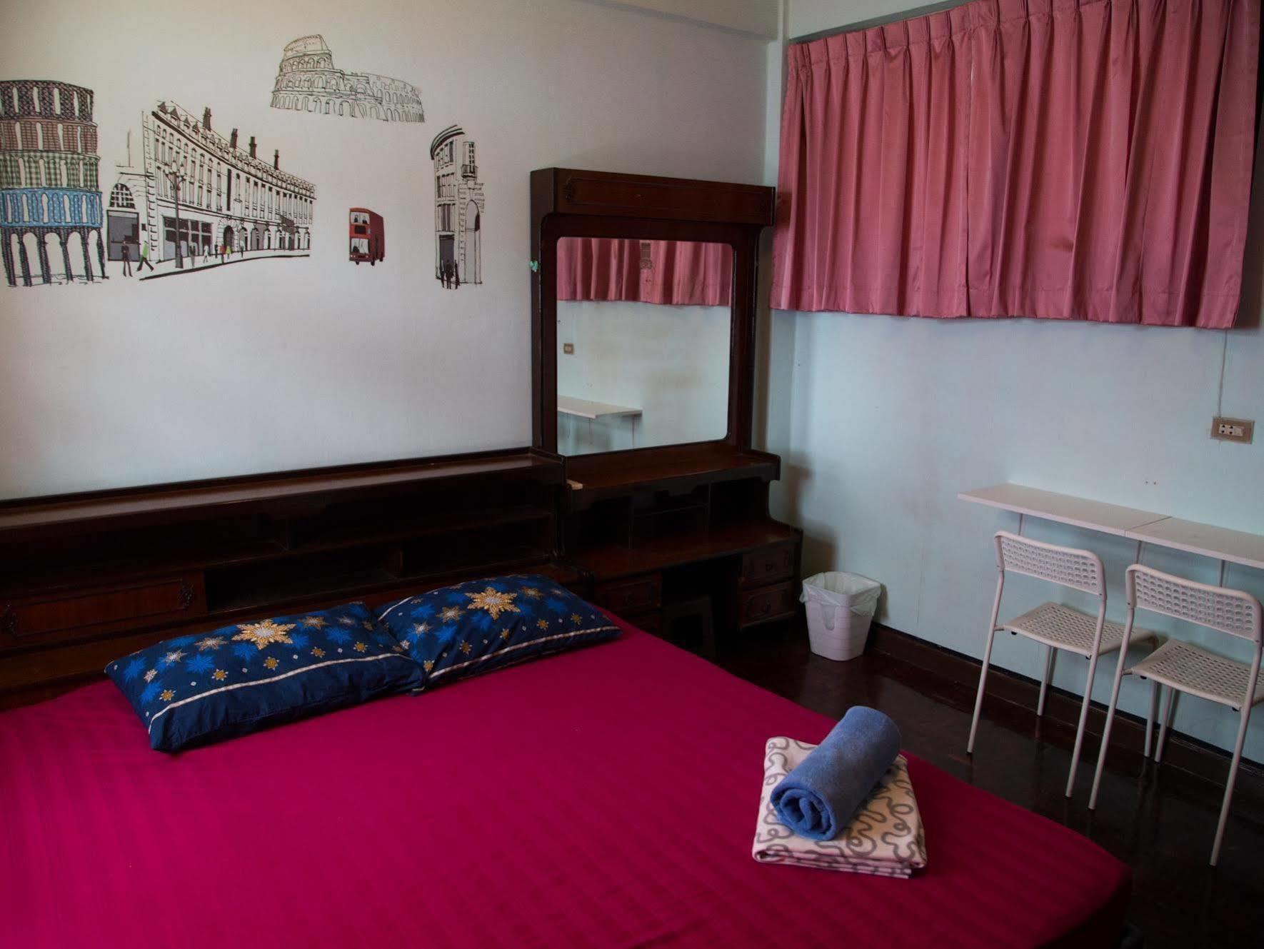 Wacky Fun Party Hostel 방콕 외부 사진